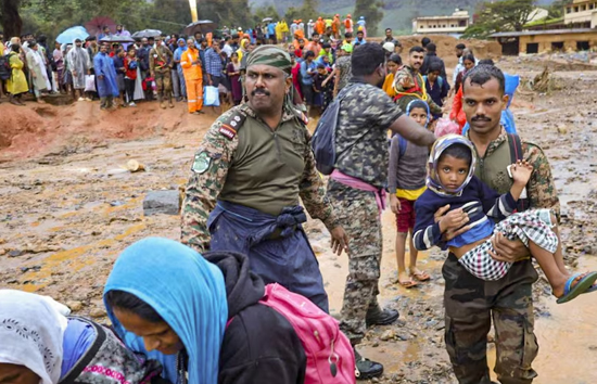 वायनाड में भूस्खलन से भारी तबाही, अब तक 256 लोगों की मौत, राहुल-प्रियंका करेंगे पीड़ितों से मुलाकात 