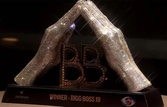 बिग बॉस 19  : चमचमाती ट्रॉफी की दिखी पहली झलक,  मालती हुई बाहर, ये हैं टॉप 5 फाइनलिस्ट
