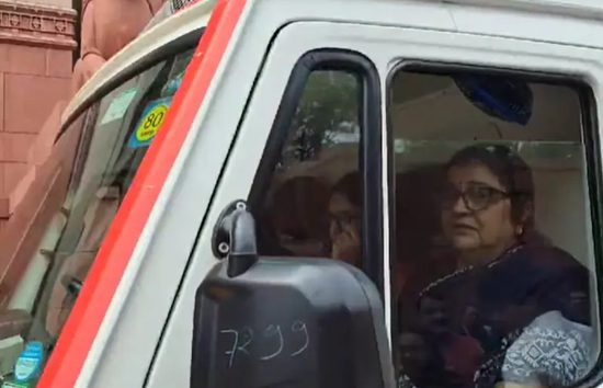 सदन में NEET पेपर लीक का विरोध-प्रदर्शन के दौरान बिगड़ी कांग्रेस सांसद की तबियत, एम्बुलेंस से ले जाया गया अस्पताल 