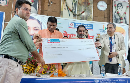 किसी भी लाभार्थियों को लोन देने में भेदभाव न करें बैंक : दयाशंकर सिंह