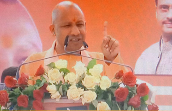 यूपी : योगी बोले-डकैत गांव में करता है डकैती तो सपा के लोग सत्ता में बैठकर डालते हैं डकैती