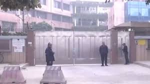 दिल्ली में कई स्कूलों को बम से उड़ाने की मिली धमकी मामले की छानबीन जारी ....... 