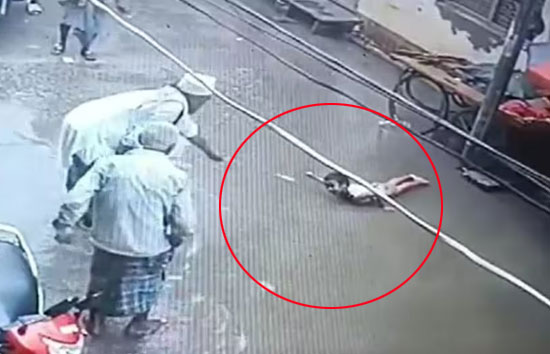 यूपी : सड़क पर भरे पानी में दौड़ा करंट, चपेट में आये बच्चे को तड़पता देख बुजुर्ग ने इस तरह बचाई जान  