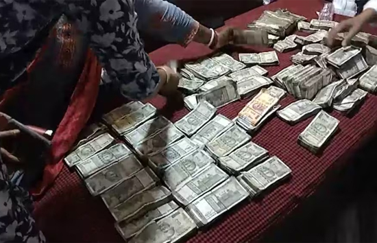 छापे के डर से इंजीनियर ने जला डाले ₹20 लाख,40 लाख कैश और महंगी घड़ियां बरामद