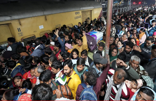 दिल्ली रेलवे स्टेशन पर मची भगदड़, 18 यात्रियों की मौत, किसी की पत्नी-बेटी तो किसी की ननद की गई जान 