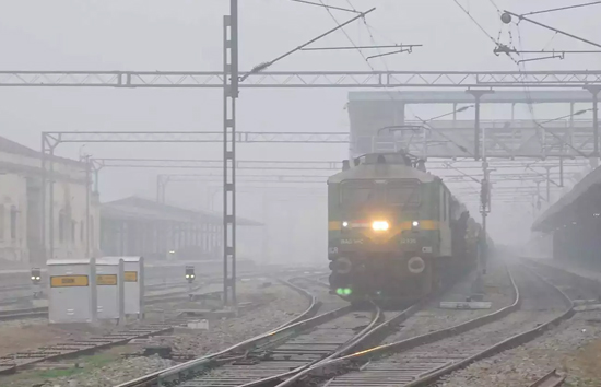 कोहरे के चलते ट्रेनों की धीमी पड़ी रफ्तार,  काशी विश्‍वनाथ, श्रमजीवी, रीवा एक्‍सप्रेस समेत  डेढ़ दर्ज से ज्यादा ट्रेनें लेट 