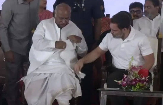 जब खड़गे के कुर्ते पर गिरी 'गंदगी' को पानी से साफ़ करने लगे राहुल गांधी, वीडियो वायरल 
