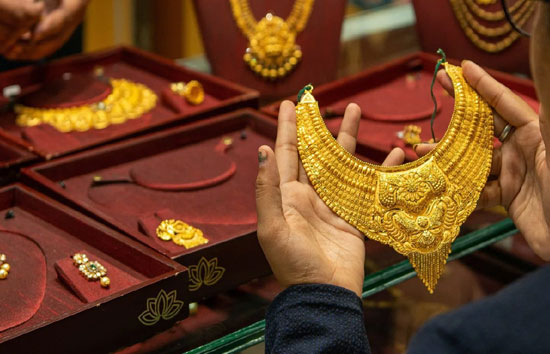 अचानक सोने की कीमतों में आई गिरावट, जानें 24 कैरेट सोने का ताजा भाव 