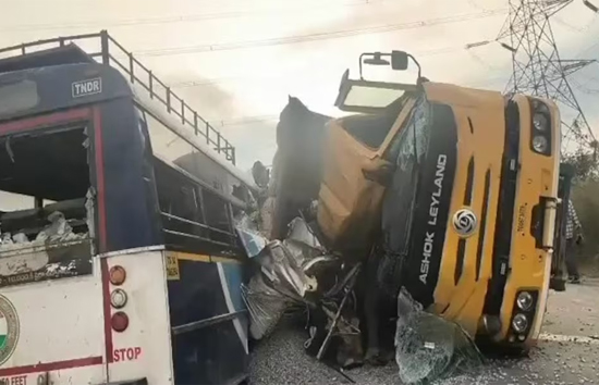 तेलंगाना में बड़ा हादसा, ट्रक-बस की भिड़न्त,  20 लोगों की मौत