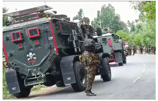 कुपवाड़ा में सुरक्षाबलों और आतंकियों के बीच मुठभेड़ जारी, तीन जवान घायल, एक आतंकी ढेर