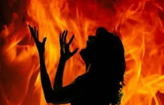 दहेज लोभियों ने नवविवाहिता को जिंदा जलाया
