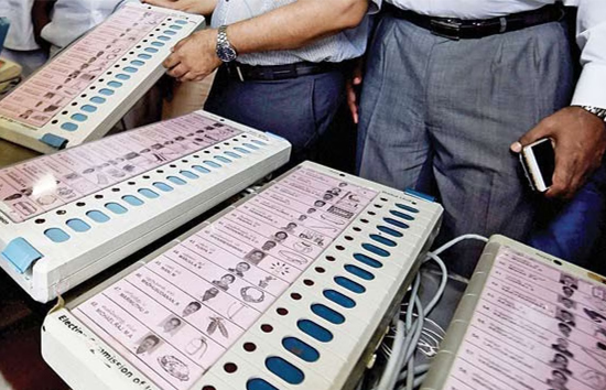 कांग्रेस का चुनाव आयोग से सवाल ? आखिर कैसे जुड़ा NDA सांसद के रिश्तेदार का मोबाइल कैसे EVM से 