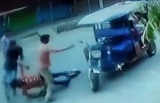 ई-रिक्शा में बैठा युवक बेसुध होकर नीचे गिरा, चालक ने रोड किनारे उठाकर फेंका, मौत 