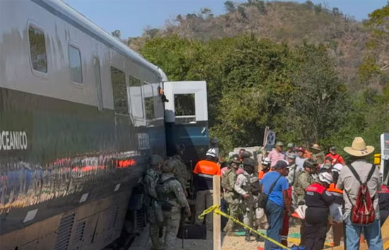 मेक्सिको में पटरी से उतरी ट्रेन, 13 लोगों की मौत, 100 से ज्यादा घायल 