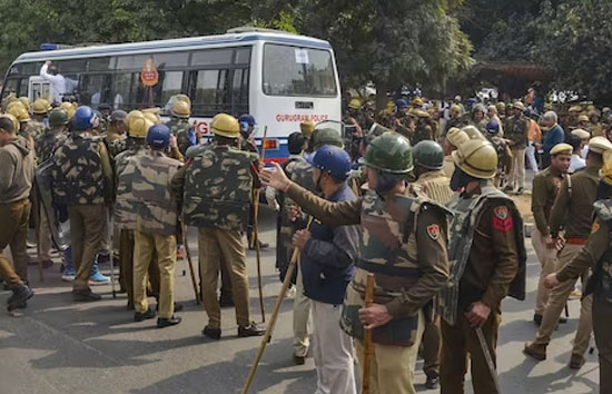 बॉर्डर से आगे बढ़ने की कोशिश में किसान, बुलडोजर-ट्रैक्टर तैयार, अलर्ट पर पुलिस