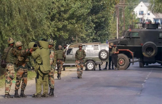 जम्‍मू-कश्‍मीर : सुरक्षाबलों ने साथी जवानों की शहादत का लिया बदला, बारामूला में तीन आतंकी ढेर