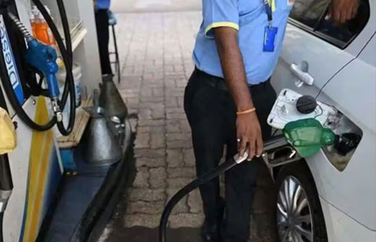 Petrol Diesel Prices Today  :  कच्चे तेल की कीमतों लगी आग,  क्रूड का भाव पहुंचा 80 डॉलर के करीब, बढ़ गए पेट्रोल-डीजल के दाम 