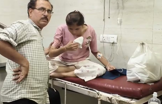 पानी समझकर पिया एसिड, होने लगी खून की उल्टियां... हापुड़ में युवती की हालत गंभीर