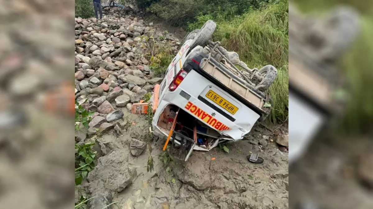दर्दनाक हादसा गहरी खाई में गिरी एम्बुलेंस, तीन की मौत और दो घायल
