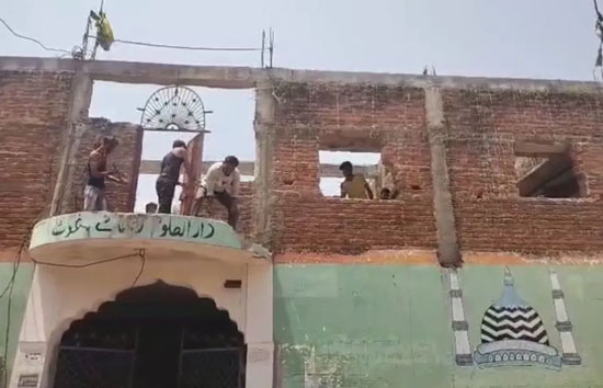 नए वक्फ कानून बनने के बाद पहला एक्शन...पन्ना में सरकारी जमीन पर संचालित अवैध मदरसा ढहाया 