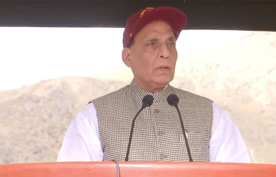 कारगिल विजय दिवस पर राजनाथ की पाकिस्तान को चेतावनी, कहा जरूरत एलओसी जरूर पार करेंगे 