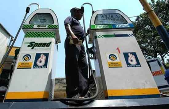 भारत में एक रुपये भी नहीं बढ़े दाम...इन देशों में पेट्रोल-डीजल के भाव छू रहे आसमान 