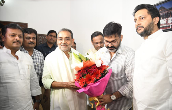 गिले-शिकवे भूलकर पवन सिंह ने उपेंद्र कुशवाहा से की मुलाकात, छुए पैर, भाजपा में शामिल होने का रास्ता साफ़!