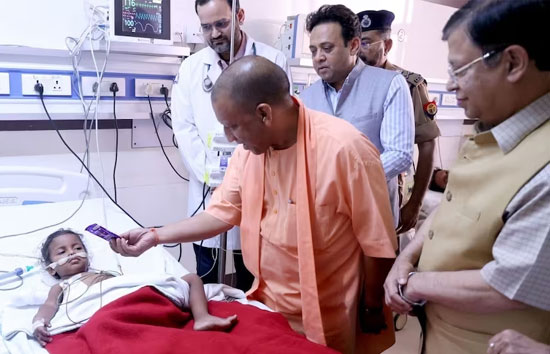 लखनऊ : कोर्ट परिसर में गोली लगने से घायल बच्ची से मिलने ट्रामा सेंटर पहुंचे सीएम योगी, दी चॉकलेट 
