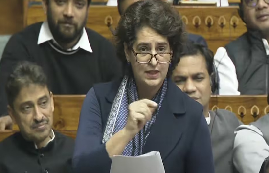 संसद में प्रियंका गांधी पीएम मोदी को घेरा, कहा-आज का राजा भेष तो बदलता है, लेकिन जनता के बीच नहीं जाते