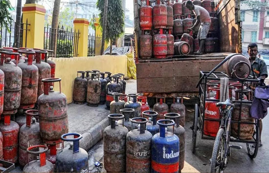 172 रुपये सस्ता हुआ कमर्शियल एलपीजी गैस सिलेंडर, देखें अपने यहां कितने घटे दाम 