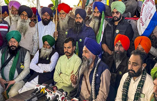 पंजाब से चंडीगढ़ आ रहे किसानों को पुलिस ने रोका, सड़क पर ही धरने पर बैठ गए आंदोलनकारी, सरकार बोली नहीं दी अनुमति 