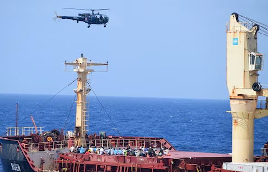 समुद्री लुटेरों पर कहर बनकर टूटे इंडियन नेवी के जवान, शिप पर सवार 23 पाकिस्तानियों को बचाया 