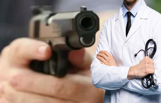 इलाज के बहाने अस्पताल आए दो नाबालिग लड़कों ने डॉक्टर की गोली मारकर की हत्या, अस्पताल में मचा हड़कंप 