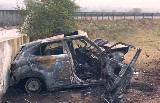 हरियाणा : डिवाइडर से टकराकर कार में लगी आग, जिंदा जल गया ड्राइवर, मिली सिर्फ हड्डियां 