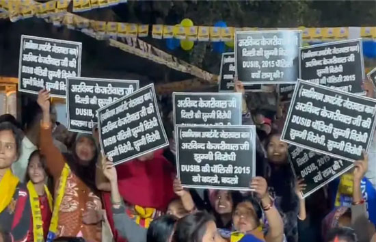 दिल्ली चुनाव : रैली में केजरीवाल को दिखाए गए काले पोस्टर, बताया 'झुग्गी- झोपड़ी विरोधी'