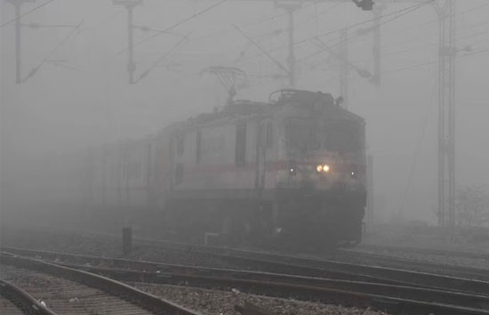 घने कोहरे की वजह से कई ट्रेनें घंटों लेट, यात्रियों को हो रही समस्याएं, देखें पूरी लिस्ट 