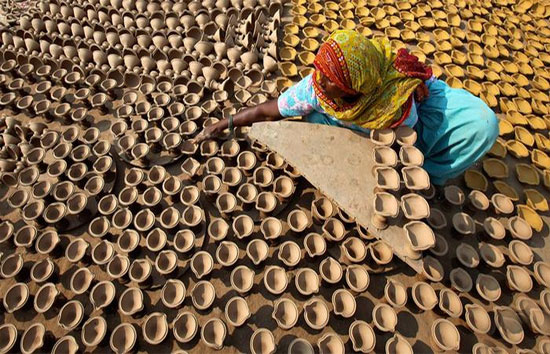 मिट्टी के जरा सी आस पाली है, मेरी मेहनत खरीदो लोगो मेरे घर भी दिवाली है