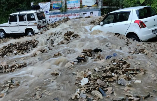 उत्तराखंड : चमोली में फिर फटा बादल, केदारघाटी में पुल बहा, खतरे के  निशान से ऊपर अलकनंदा 