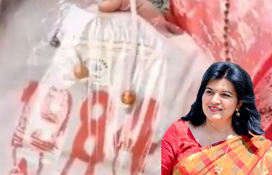 नहीं थम रही बैग पर राजनीति...BJP सांसद अपराजिता सारंगी ने प्रियंका गांधी को दिया खून से 1984 लिखा बैग 