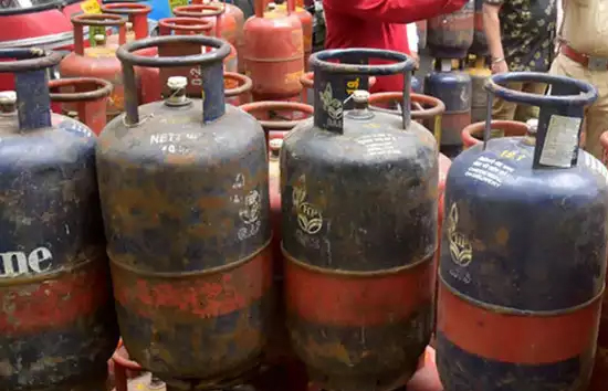 नहीं थम रही महंगाई, महीने के पहले दिन कमर्शियल गैस सिलेंडर 102.50 रुपये महंगा