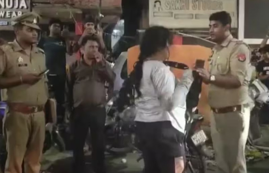 कानपुर : नशे में धुत महिला का हाईवोल्टेज ड्रामा, पुलिस बहस के बाद उतारने लगी कपड़े 