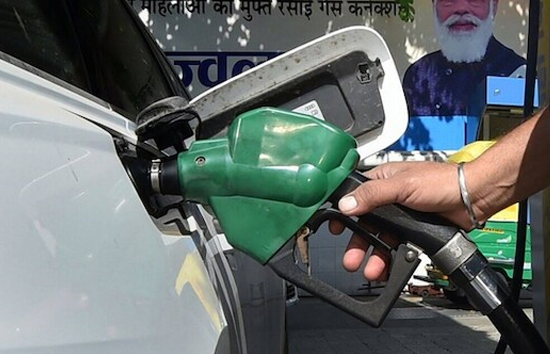 Petrol Diesel Prices Today  : साल के आखिरी दिन पेट्रोल-डीजल के घटे दाम, चेक करें नई कीमत  