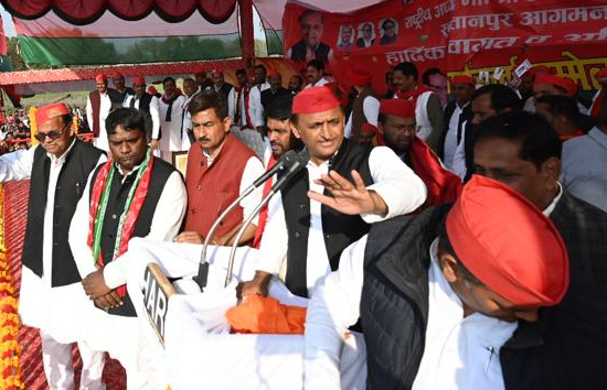 सुल्तानपुर में अखिलेश ने मोदी और योगी पर बोला हमला, कहा पहले और दूसरे चरण में निकल गई गर्मी 