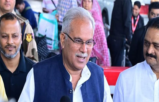 रायपुर एयरपोर्ट पर नहीं खुला इंडिगो फ्लाइट का गेट, आधे घंटे फंसे रहे पूर्व सीएम भूपेश बघेल समेत दर्जनों यात्री