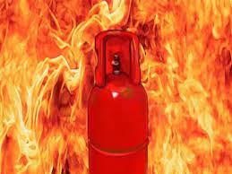 यूपी के लखीमपुर में दर्दनाक हादसा सिलेंडर फटने से मां-बेटी मौत और कई घायल