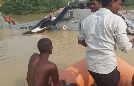 बिहार : बाढ़ पीड़ितों की मदद में लगा वायुसेना का हेलिकॉप्टर क्रैश, राहत सामग्री ड्रॉप करते वक्त हुआ हादसा