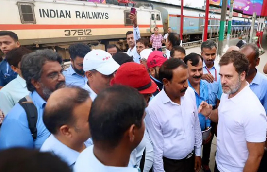 उत्तर रेलवे का दावा राहुल गांधी ने जिन लोको पायलटों से मुलाकात की, वे भारतीय लॉबी से नहीं थे 