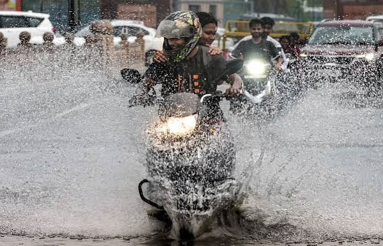 UP Rain Red Alert: यूपी के 8 जिलों में रेड और 13 में ऑरेंज अलर्ट, बांदा में रिकॉर्ड 227mm बारिश से जनजीवन ठप