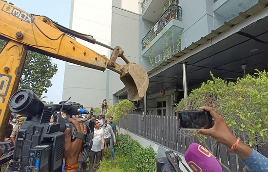 नोएडा : ओमेक्स सोसायटी में फिर चला बुलडोजर, अवैध 16 निर्माण गिराए गए 