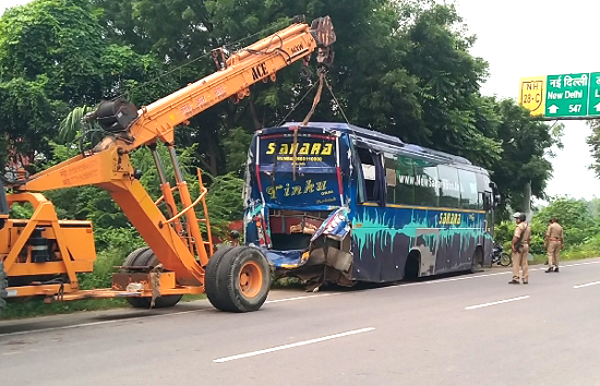 बाराबंकी : रामनगर में नेपाल से गोवा जा रही डबल डेकर बस दुर्घटनाग्रस्त, चार की मौत 